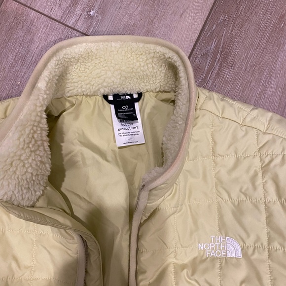 The North Face Women's Light Yellow Ski Jacket - Picture 2 of 6